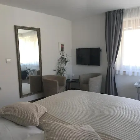 Konukevi Ubytovani Pod Borovou